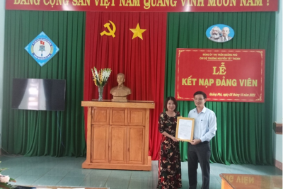 Chi bộ trường THCS Nguyễn Tất Thành tổ chức lễ kết nạp Đảng viên